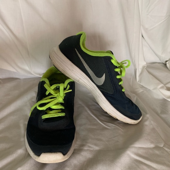 Nike Revolution 3 Boys Tennis Shoes - Picture 2 of 4